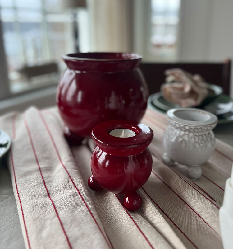 Anya ljusstake röd med kulfötter