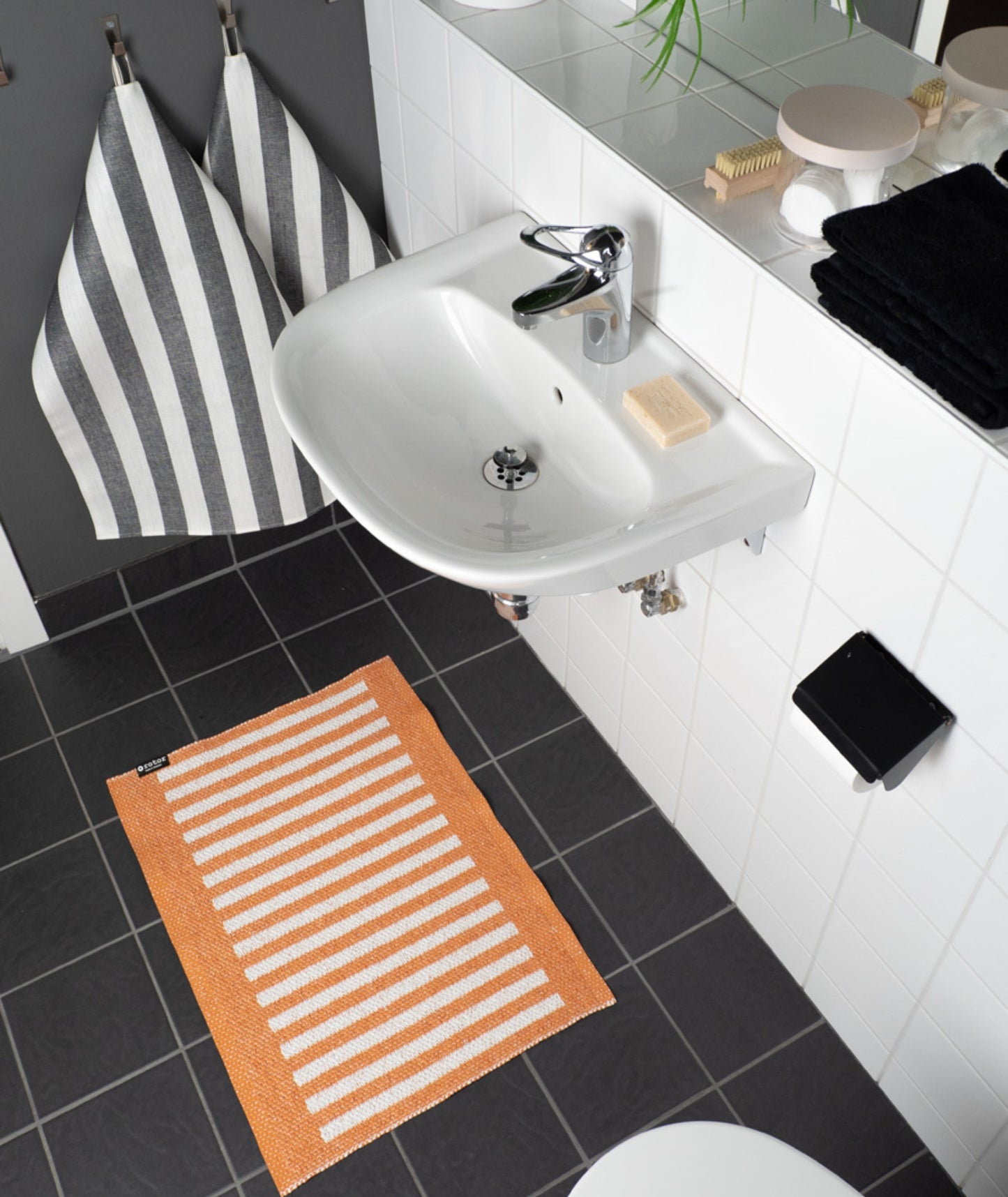Dörr- badrumsmatta Stripes-orange/vit
