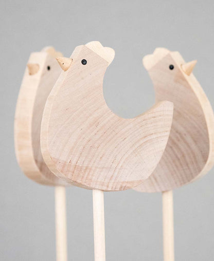 Vårtupp på pinne i obehandlat trä