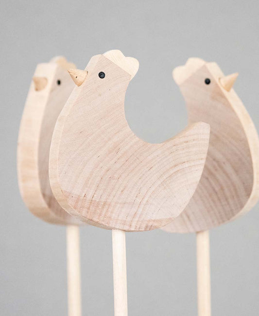 Vårtupp på pinne i obehandlat trä