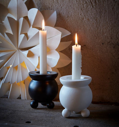 Anya ljusstake vit med kulfötter