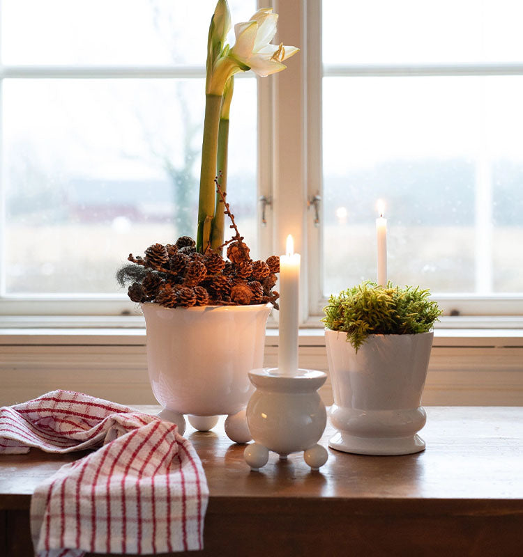 Anya ljusstake vit med kulfötter